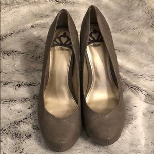 🌺Fergalicious gray snake skin wedges